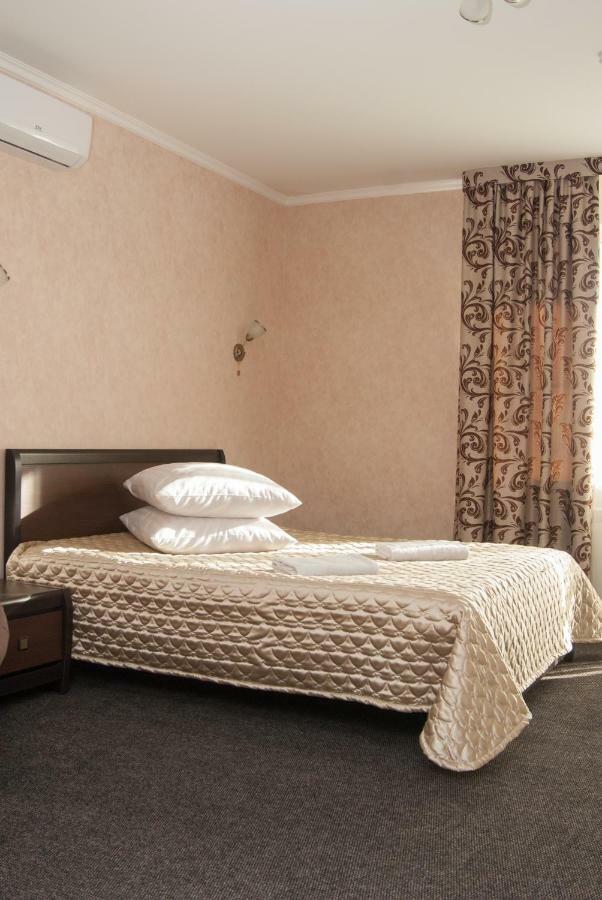 Veles Hotel Brovary Bagian luar foto